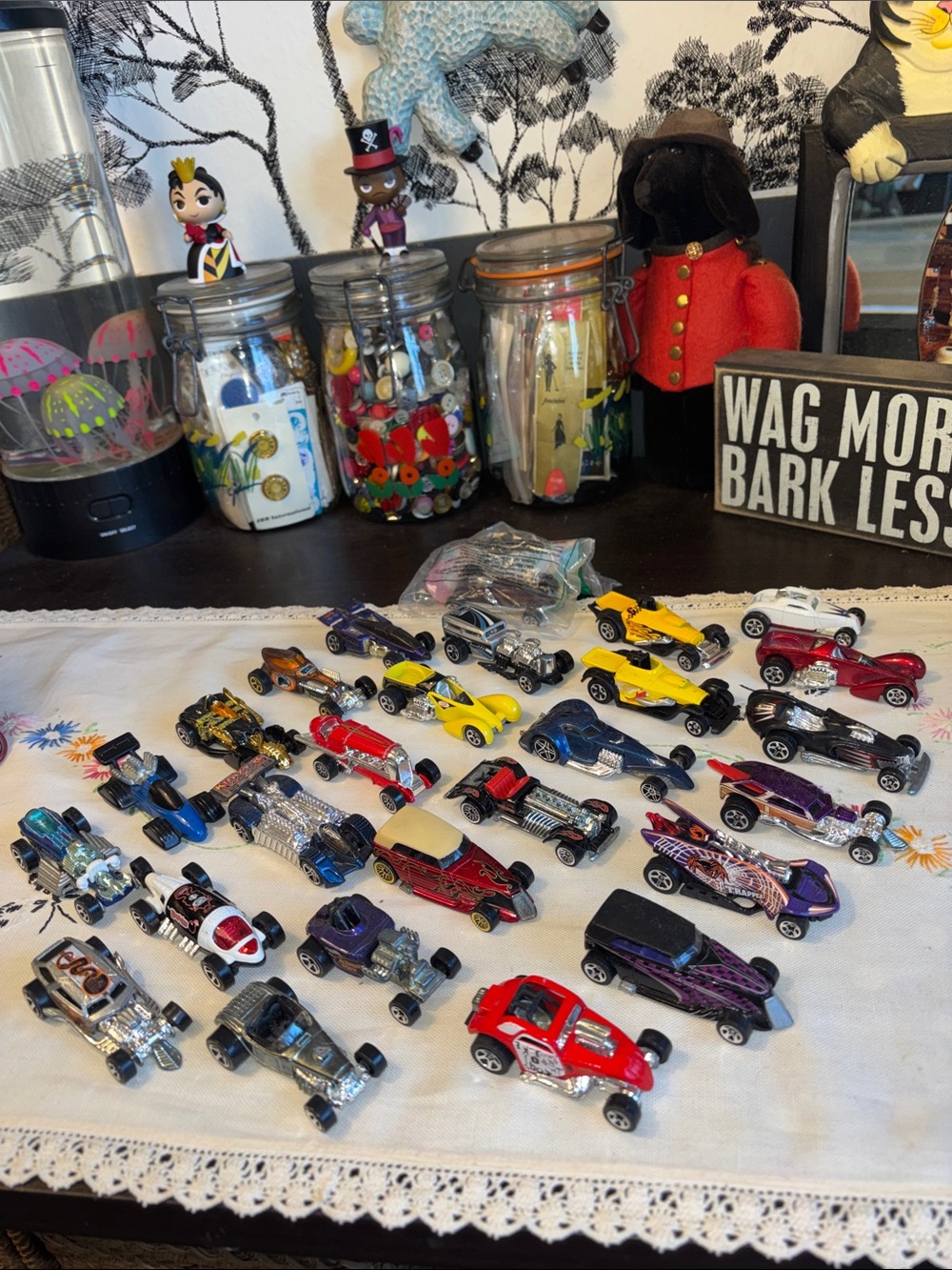 EUC 26 Piece Vintage and Modern collection of Hot Wheels Matchbox Cars
